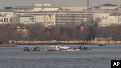 Operacioni i kërkimit në lumin Potomak, pranë aeroportit kombëtar të Uashingtonit "Ronald Reagan", herët në mëngjes të enjten, 30 janar 2025. 