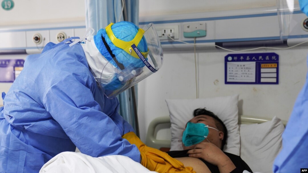 Bác sĩ Trung Quốc chăm sóc bệnh nhân nhiễm virus Corona.