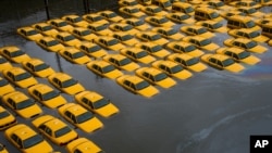 30 de octubre de 2012: Un estacionamiento de taxis sumergido en Hoboken, Nueva Jersey.