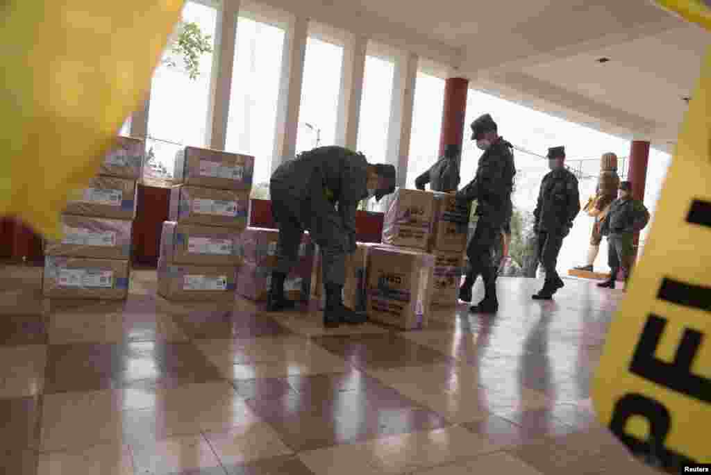 Soldados manipulan material electoral en un centro de votaci&#243;n durante las elecciones presidenciales de Ecuador el 7 de febrero de 2021.