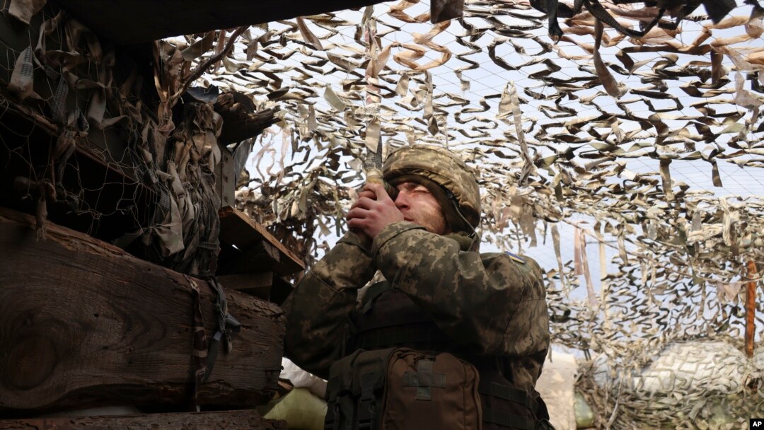 Seorang tentara Ukraina bersiap di garis perbatasan dengan pemberontak pro-Rusia dekat Debaltsevo, wilayah Donetsk, Ukraina, 3 Desember 2021.