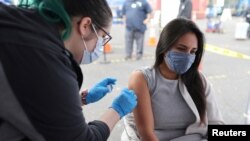 Varios estados de EE. UU. están vacunando a adultos de todas las edades. En la foto una mujer de 31 años recibe la vacuna de Johnson & Johnson en Los Ángeles, California, el 25 de marzo de 2021.