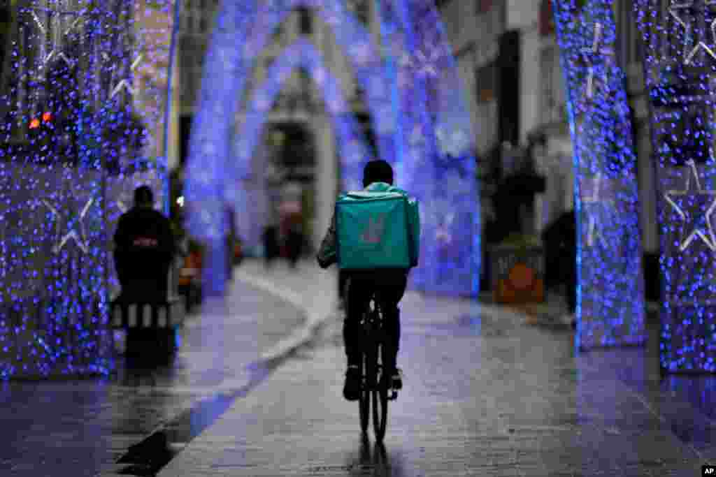영국의 보리스 존슨 총리가 런던과 주변 지역에 신종 코로나바이러스 방역 조치를 강화한 가운데 자전거를 탄 배달부가 성탄절 장식이 설치된 런던의 사우스 몰튼가를 달리고 있다. 
