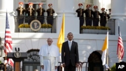 Presiden Obama dan Paus Fransiskus berdiri saat dikumandangkan lagu kebangsaan kedua negara dalam upacara penyambutan untuk Paus di Gedung Putih, Washington DC, 23 September 2015 (AP Photo/Pablo Martinez Monsivais).