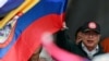 ARCHIVO: El presidente de Colombia, Gustavo Petro, ondea una bandera mientras la gente asiste a una marcha en apoyo de las reformas en los sectores de salud, jubilación, empleo y prisiones propuestas por su gobierno, en Bogotá, Colombia, el 1 de mayo de 2024.