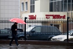 지난해 12월 러시아의 모스크바에 있는 북한 식당 앞을 한 시민이 지나가고 있다. 2017년 유엔 안보리가 채택한 결의안(2397)에 따르면 유엔 회원국들은 북한 해외 노동자들을 자국으로 2019년 12월 22일까지 송환하도록 돼 있다.