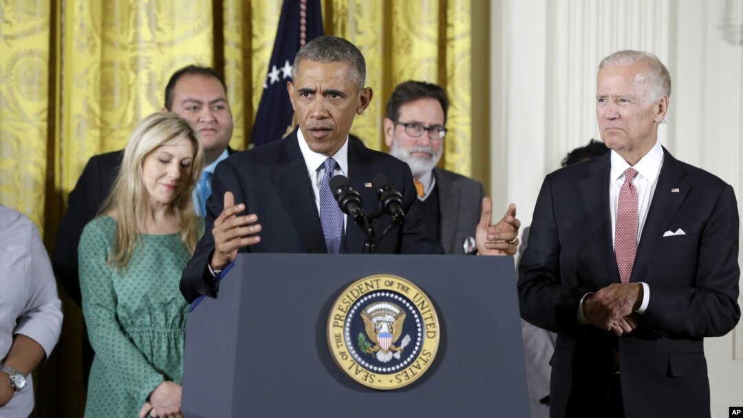 Tổng thống Barack Obama, với sự tham gia của Phó Tổng thống Joe Biden cùng các nạn nhân bạo lực súng ống, phát biểu tại Phòng Đông của Nhà Trắng ở Washington, về các bước chính quyền của ông đang thực hiện để giảm bạo lực súng ống, ngày 05/1/2016.