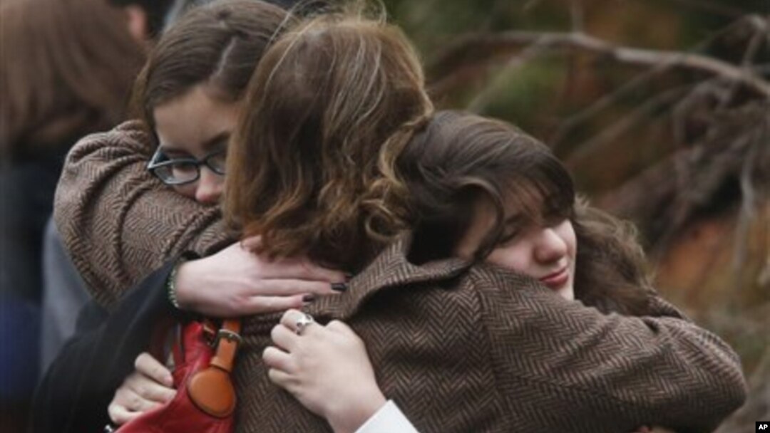 Pihak berkabung dalam pemakaman Noah Pozner, 6, yang tewas dalam penembakan massal di Connecticut. (AP/Jason DeCrow)
