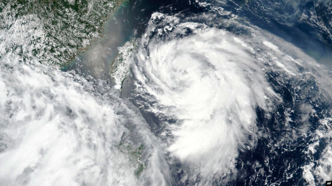 Foto satelit NASA menunjukkan badai Hagupit saat mendekati Taiwan dan China daratan Senin (3/8).
 