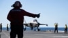2025年7月14日，在“护身军刀25”演习期间，一架美国海军陆战队的F-35B闪电II飞机准备从两栖攻击舰“美国号”的飞行甲板上起飞，同时在珊瑚海进行飞行作业。