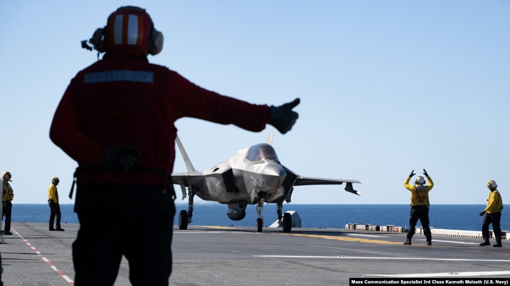 2025年7月14日,在“护身军刀25”演习期间,一架美国海军陆战队的F-35B闪电II飞机准备从两栖攻击舰“美国号”的飞行甲板上起飞,同时在珊瑚海进行飞行作业。