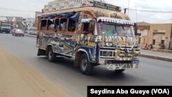 Un car rapide en circulation à Dakar, le 29 août 2018. (VOA/Seydina Aba Gueye) 