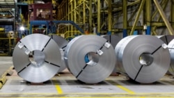 Gulungan baja canai terlihat di lantai jalur galvanisasi di ArcelorMittal Dofasco di Hamilton, Ontario, Kanada, 14 Februari 2025. (Foto: Carlos Osorio/Reuters)