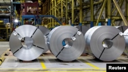 Gulungan baja canai terlihat di lantai jalur galvanisasi di ArcelorMittal Dofasco di Hamilton, Ontario, Kanada, 14 Februari 2025. (Foto: Carlos Osorio/Reuters)