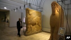 Dua patung kuno banteng bersayap Asiria di Museum Nasional Irak di Baghdad, 1 Maret 2015 (Foto: dok/AP Photo/Karim Kadim, File). 