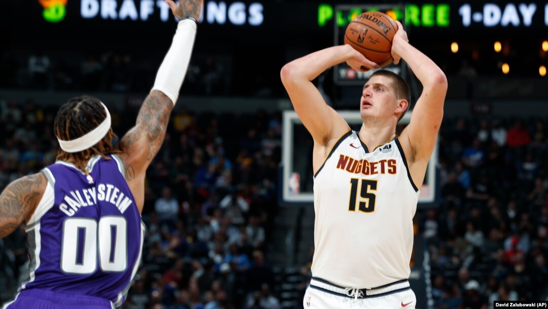 Nikola Jokić šutira trojku protiv Sakramento Kingsa (Foto: AP/David Zalubowski) 