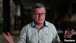 Pablo Beltran, líder y vocero del grupo guerrillero colombiano Ejercito de Liberación Nacional, conversa durante una entrevista en La Habana, el 14 de septiembre de 2022.