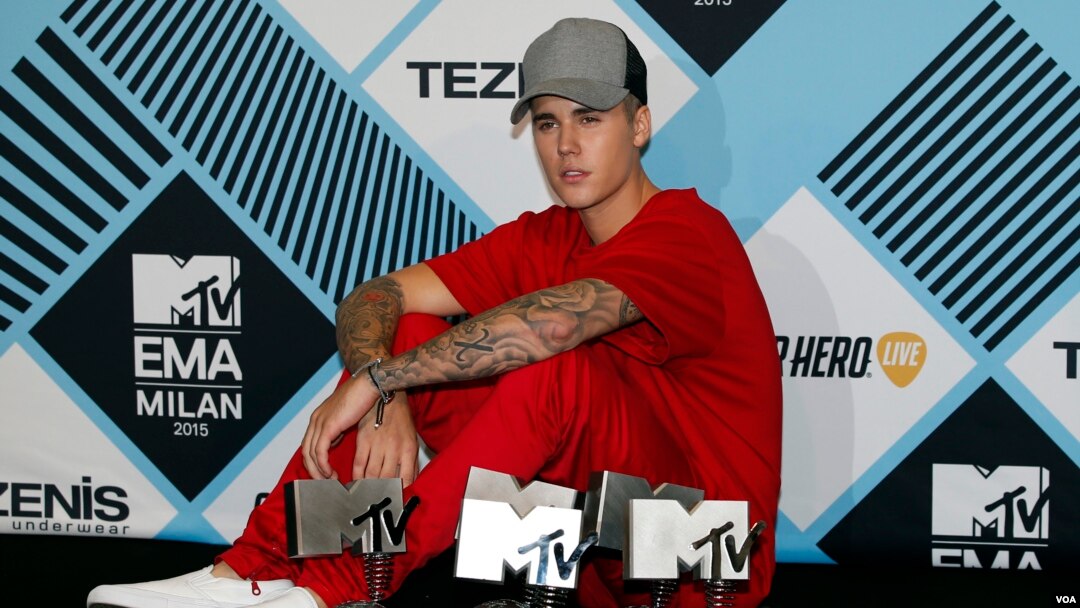 Justin Bieber berpose di acara MTV Europe Music Awards 2015 di Milan, Italia (25/10). (AP/Antonio Calanni)