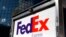 Sebuah truk pengiriman FedEx terlihat di San Diego, California 5 Desember 2013. Pada 16 April 2021, polisi mengatakan 9 orang ditembak dan tewas dalam penembakan yang terjadi pada larut malam di fasilitas perusahaan logistik, FedEx, di Indianapolis, AS. 
