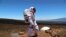 Astronavt Gavayidagi Mauna Loa tog'ida, Marsga o'xshagan sharoitda. 