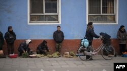 Para penjaja sayuran di pinggir jalan di Kaesong, Korea Utara, 30 November 2016. (Foto: AFP)