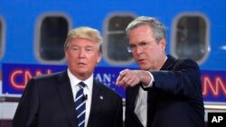 Mgombea urais wa Republican anayeongoza Donald Trump (L), na Gavana wa zamani wa jimbo la Florida, Jeb Bush, katika mdahalo wa pili huko Simi Valley, Sept. 16, 2015.