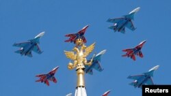 Pesawat tempur dari tim akrobatik yang menggunakan MiG-29 dan Su-30 terbang dalam formasi dalam parade Hari Kemenangan, yang menandai peringatan ke-73 kemenangan melawan Nazi Jerman di Perang Dunia Kedua di Moskow, Rusia, 9 Mei 2018 (foto: Reuters/Maxim Shemetov)