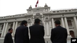 En esta foto de archivo del 30 de septiembre de 2019, oficiales de seguridad se encuentran frente al Congreso peruano en Lima..