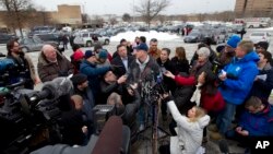 매릴랜드주 하워드카운티의 맥마혼 경찰국장이 총격사건에 관한 기자회견을 하고 있다.