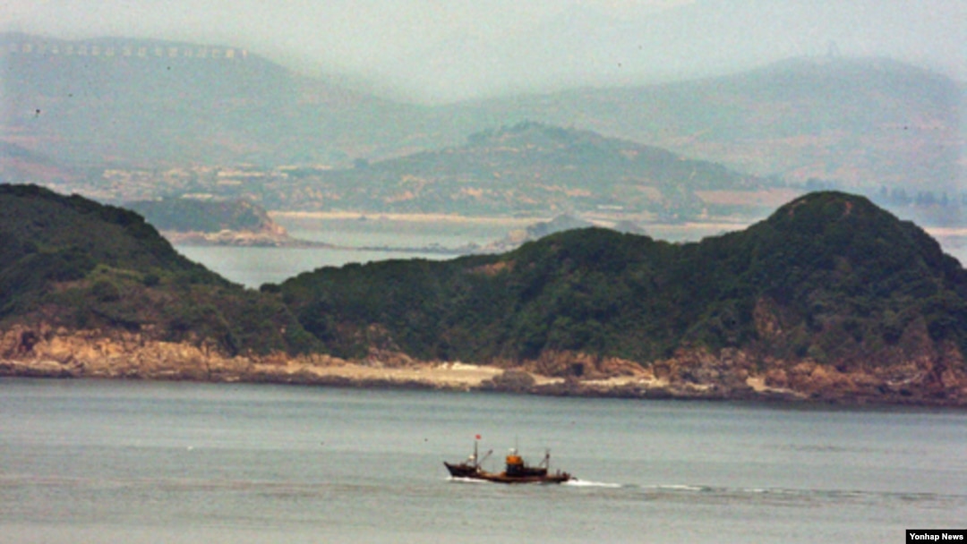 지난 2009년 5월 북한 황해도 갈도 앞 해상을 중국어선이 지나고 있다. (자료사진)