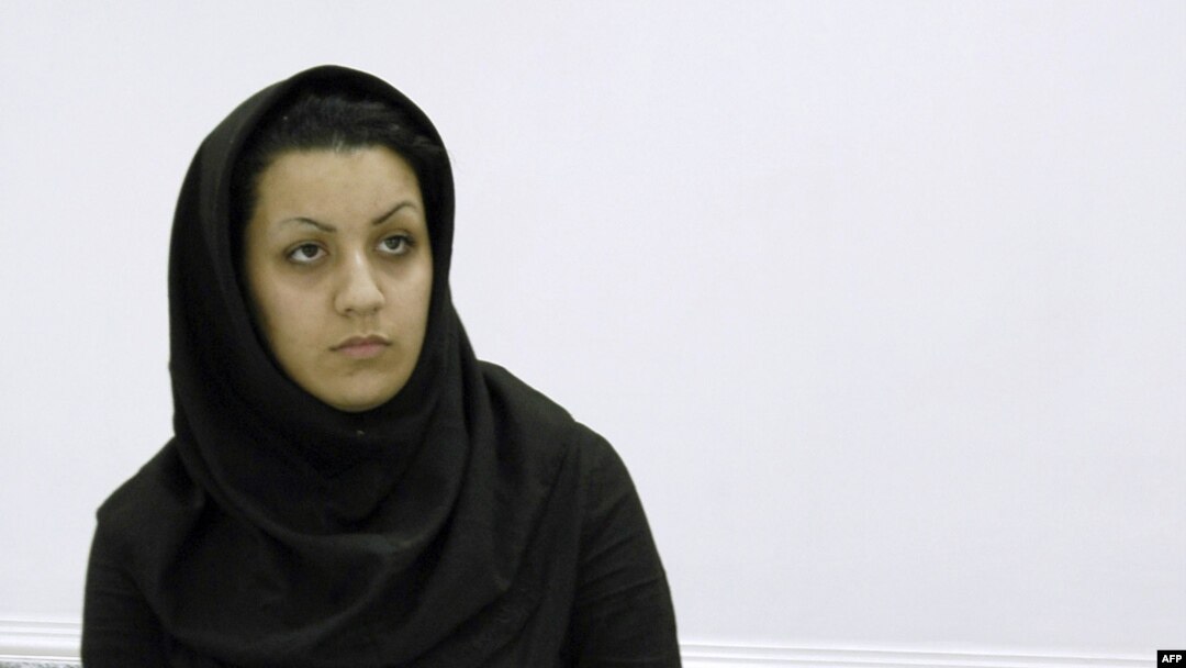Foto yang diambil pada 8 Juli 2007 ini menunjukkan Reyhaneh Jabbari diborgol di kantor polisi di Teheran ketika ditangkap setelah membunuh seorang pejabat intelijen.