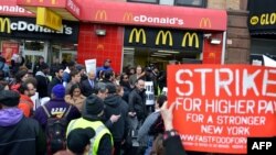 Koalisi kelompok pekerja restoran makanan siap saji melakukan protes di depan sebuah restoran McDonald's di Harlem, New York, April 2013.