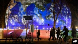 El pabellón alemán en forma de la Tierra atrae a la gente en Bonn, Alemania, durante la Conferencia sobre Cambio Climático. 