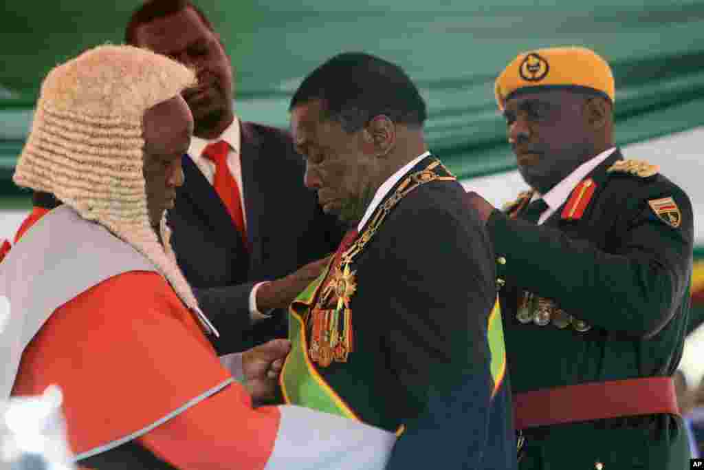 UChief Justice Luke Malaba ugcoba uMnu. Emmerson Mnangagwa ukuba ngumongemeli.