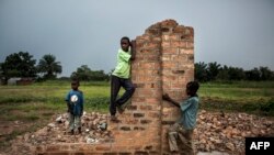 Des jeunes Congolais à Kasala, dans la région du Kasaï, en RDC, le 26 octobre 2017.