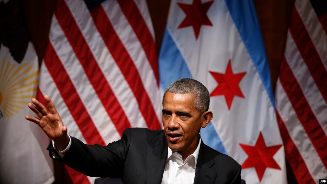 Bivši američki predsednik Barak Obama na skupu na Čikaškom univerzitetu.