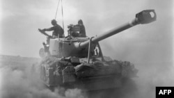 Июнь 1967 года. Израильские танкисты на танке американского производства M51 Sherman.