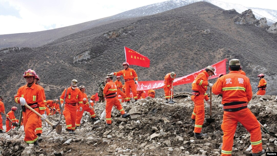 Para petugas terus berupaya melakukan pencarian korban di lokasi tanah longsor di pertambangan emas di Maizhokunggar, Tibet (30/3). Hingga saat ini petugas telah menemukan 17 jenazah korban, dan 66 buruh tambang lainnya masih belum ditemukan.