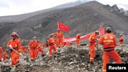 Para petugas terus berupaya melakukan pencarian korban di lokasi tanah longsor di pertambangan emas di Maizhokunggar, Tibet (30/3). Hingga saat ini petugas telah menemukan 17 jenazah korban, dan 66 buruh tambang lainnya masih belum ditemukan.