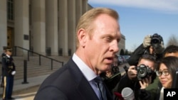 El secretario de Defensa interino, Pat Shanahan, habla con la prensa mientras espera la llegada del secretario general de la OTAN, Jens Stoltenberg, en el Pentágono, el lunes 28 de enero de 2019 en Washington. (AP Foto/Alex Brandon)