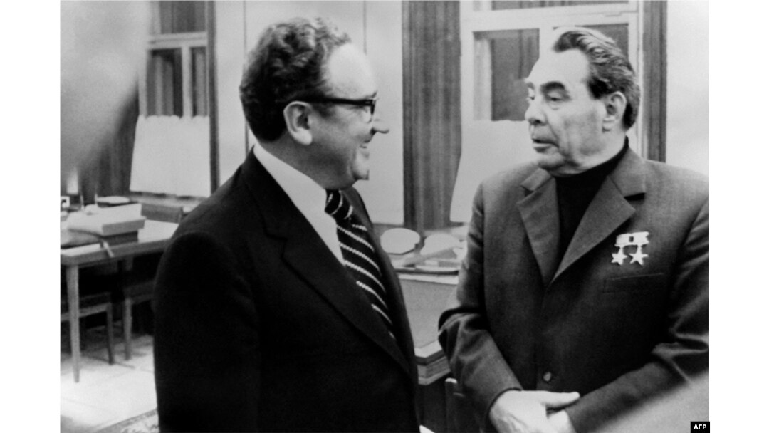 1973-yilning 21-oktabri, Moskva: AQSh Davlat kotibi Genri Kissinjer SSSR rahbari Leonid Brejnev bilan