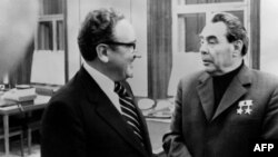 Державний секретар США Генрі Кіссінджер (ліворуч) зустрічається з генеральним секретарем Комуністичної партії СРСР Леонідом Брежнєвим 21 жовтня 1973 року в Москві. (Фото ТАСС / AFP)