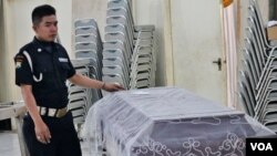 Petugas menunjukkan peti jenazah Ben Anderson di ruang tengah tempat persemayaman jenazah Adi Jasa, Jalan Demak, Surabaya hari Minggu 13 Desember 2015 (VOA/Petrus).
