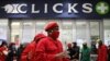 Des membres du parti de l'opposition Economic Freedom Fighters (EFF) manifestent devant une succursale de la chaîne de pharmacies Clicks à Johannesburg, en Afrique du Sud, le 7 septembre 2020. (Photo: REUTERS/Siphiwe Sibeko)