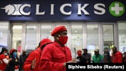 Des membres du parti de l'opposition Economic Freedom Fighters (EFF) manifestent devant une succursale de la chaîne de pharmacies Clicks à Johannesburg, en Afrique du Sud, le 7 septembre 2020. (Photo: REUTERS/Siphiwe Sibeko)