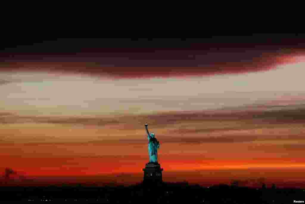 تصویری از مجسمه آزادی نیویورک به هنگام غروب آفتاب &nbsp;