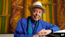 ARCHIVO - El músico brasileño Sergio Mendes posa para un retrato en su casa de Los Ángeles, el 18 de mayo de 2021.