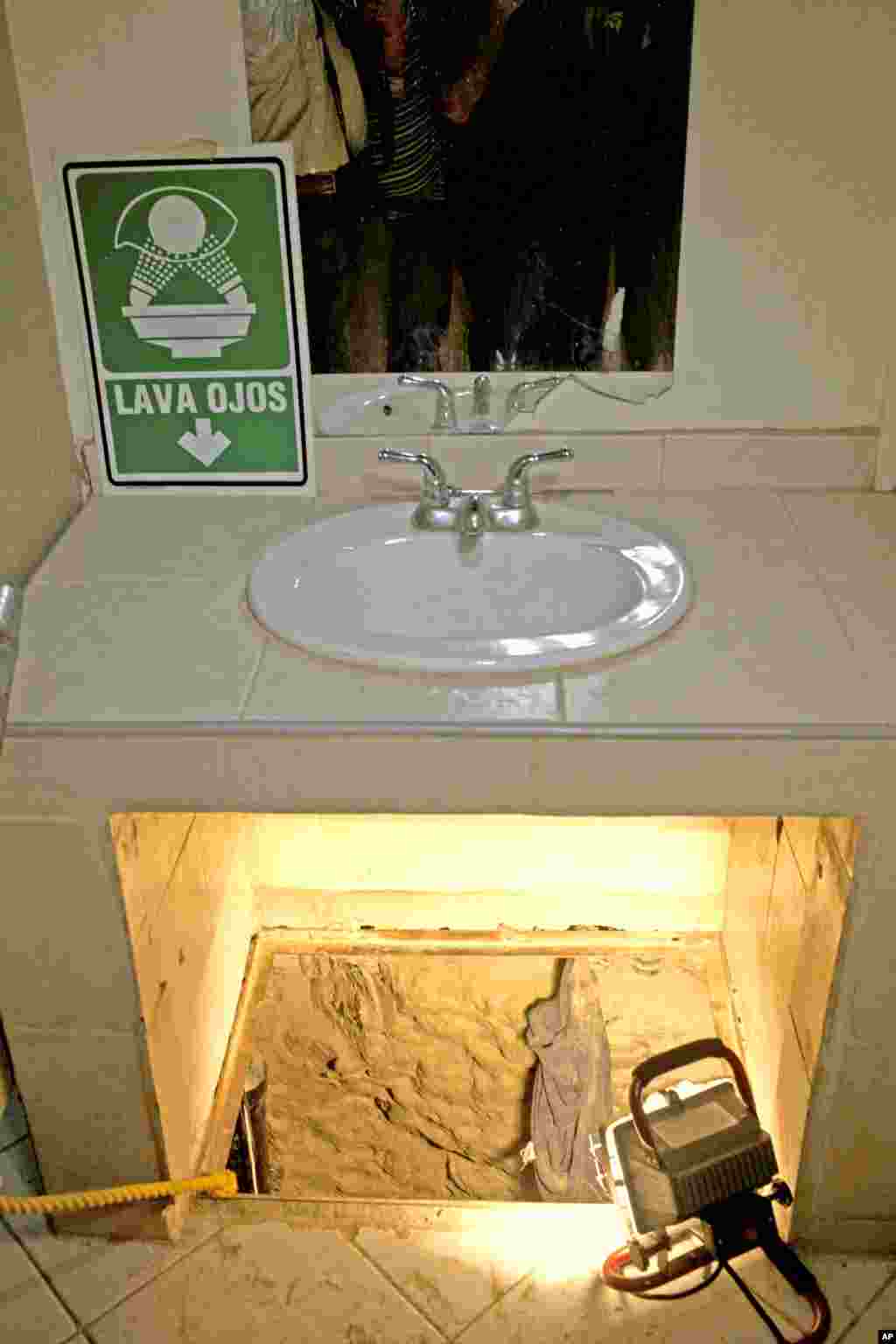 La entrada al t&uacute;nel del lado mexicano, estaba bajo un lavabo, que aqu&iacute; vemos iluminado por una l&aacute;mpara.