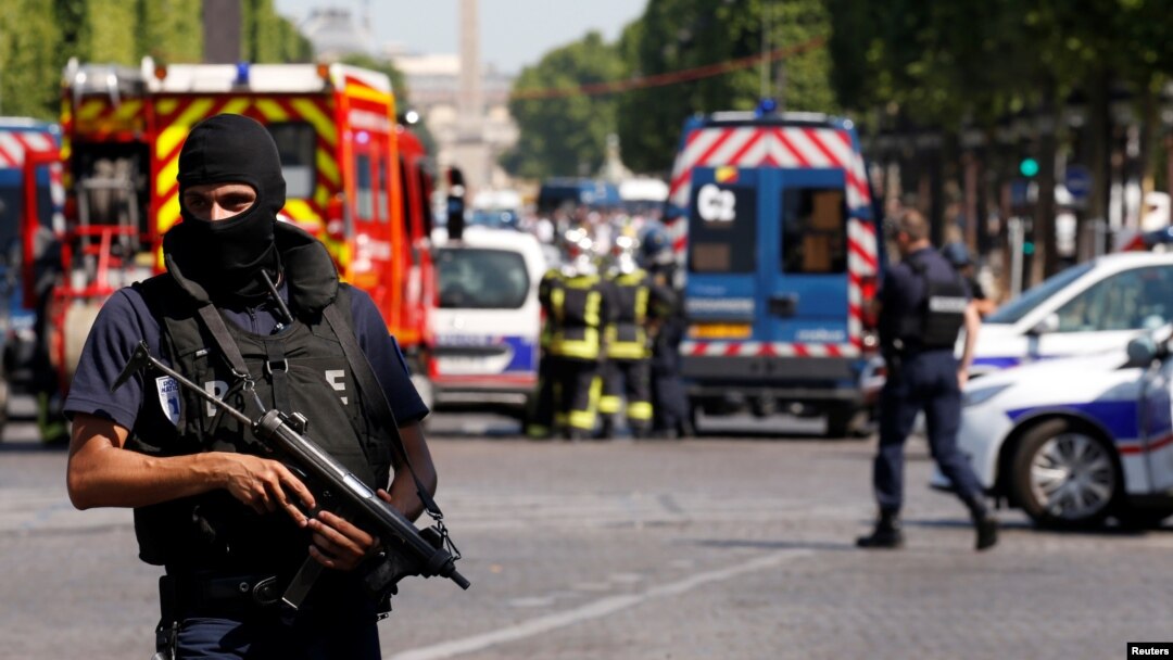 Polisi mengamankan kawasan Champs Elysees di Paris pasca serangan mobil terhadap konvoi polisi, Senin (19/6). 