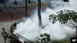 En esta foto del 2019, trabajadores de Panamá fumigan un parque público para frenar la transmisión del dengue. 